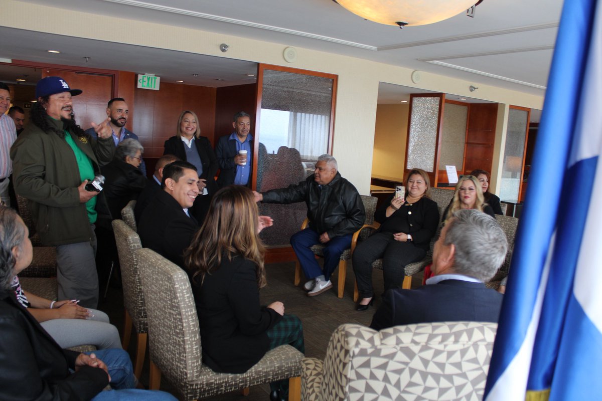eduardogodoy89's tweet photo. Today, alongside Vice President @fulloa51 and Consul General Ana Valenzuela, we met with the Mayor of Burlingame, California Peter Stevenson to share President Nayib Bukele’s vision and recognize how our hardworking Salvadoran community continues to be part of that vision. https://t.co/mqlwe5smAJ
