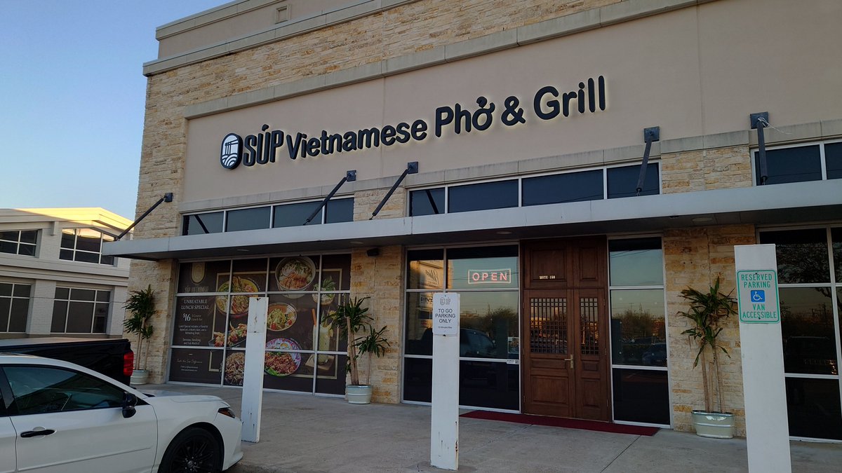 PhantomHeroJo's tweet photo. H-Town Pho ain't bad. There's probably even better ones too. https://t.co/SClIcTJJL1