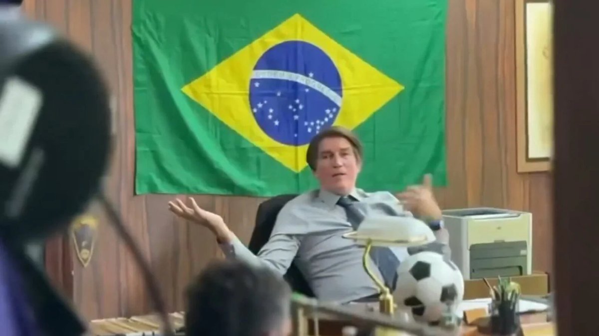 🇧🇷 🎬 Maurício Meirelles impressiona pela caracterização para interpretar Guilherme Boulos no filme "Dark Horse", que contará a história de Jair Bolsonaro.