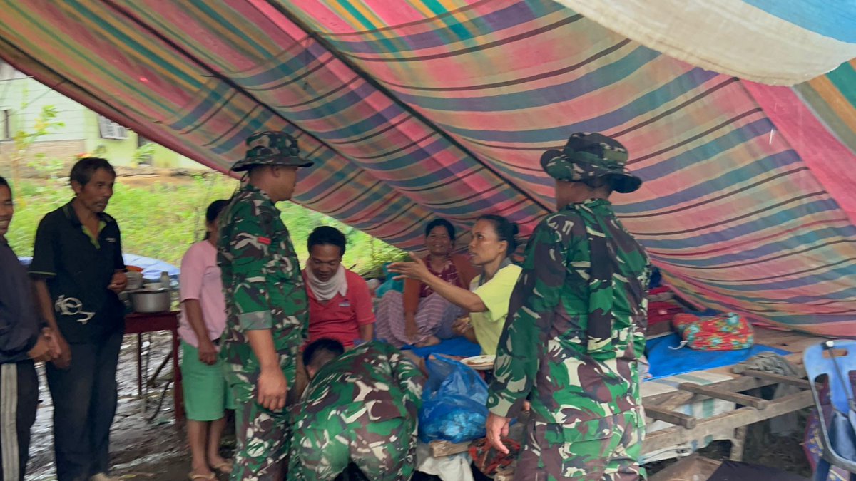 kodam1bb_'s tweet photo. Kodam I/BB Dirikan 12 Dapur Lapangan untuk Layani Warga Terdampak di Sumut
Sumber: Pendam I/BB
#TNIAD #KodamIBB #SatgasGulbencal #DapurLapangan #TanggapBencana #TapanuliUtara #Sibolga #Tapteng #Tapsel #Taput #PeduliBencana #SolidaritasTNI #UntukIndonesia https://t.co/NmDODJsUmz