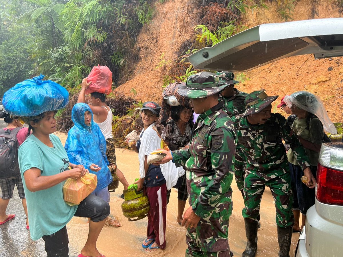 kodam1bb_'s tweet photo. Kodam I/BB Dirikan 12 Dapur Lapangan untuk Layani Warga Terdampak di Sumut
Sumber: Pendam I/BB
#TNIAD #KodamIBB #SatgasGulbencal #DapurLapangan #TanggapBencana #TapanuliUtara #Sibolga #Tapteng #Tapsel #Taput #PeduliBencana #SolidaritasTNI #UntukIndonesia https://t.co/NmDODJsUmz