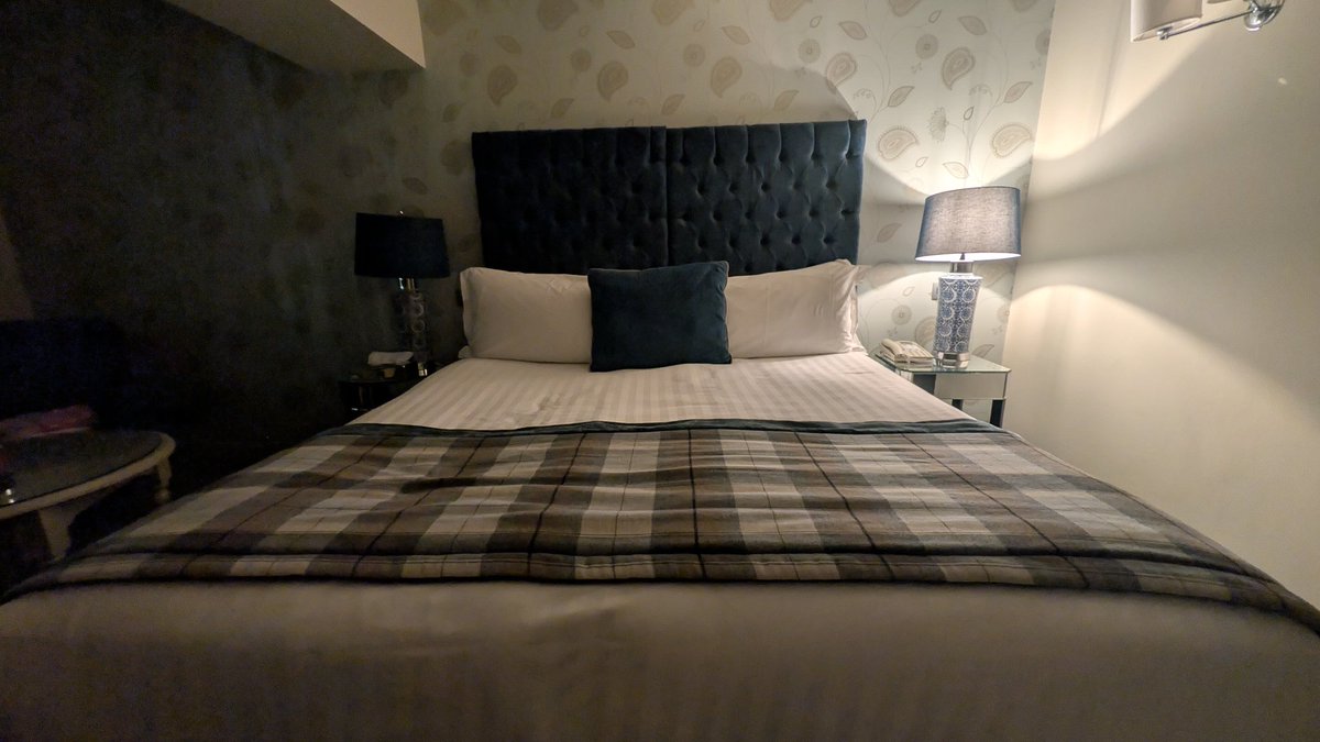 fobakesbadly's tweet photo. Do you still have a side or sleep in the middle? #HugeBed ππ https://t.co/a5Z0Q7Z2Gh