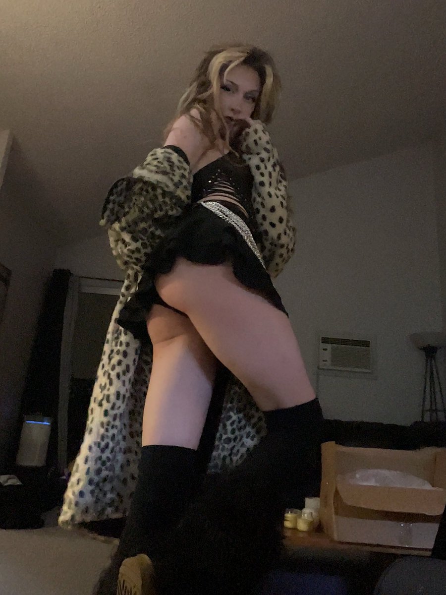 Emma23west's tweet photo. 🥵🌶️ hmu for spicy https://t.co/Zb9tM9daAF