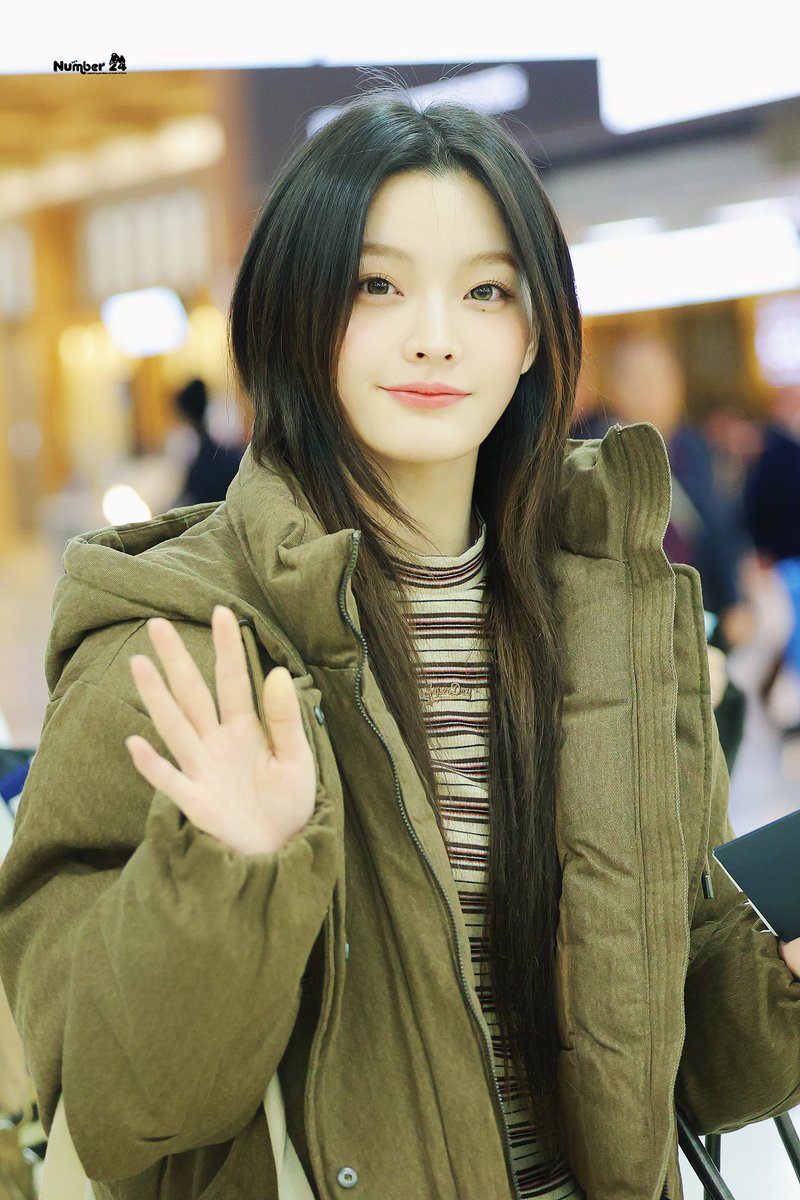 251209

#아일릿  #ILLIT  #이로하 #IROHA #イロハ