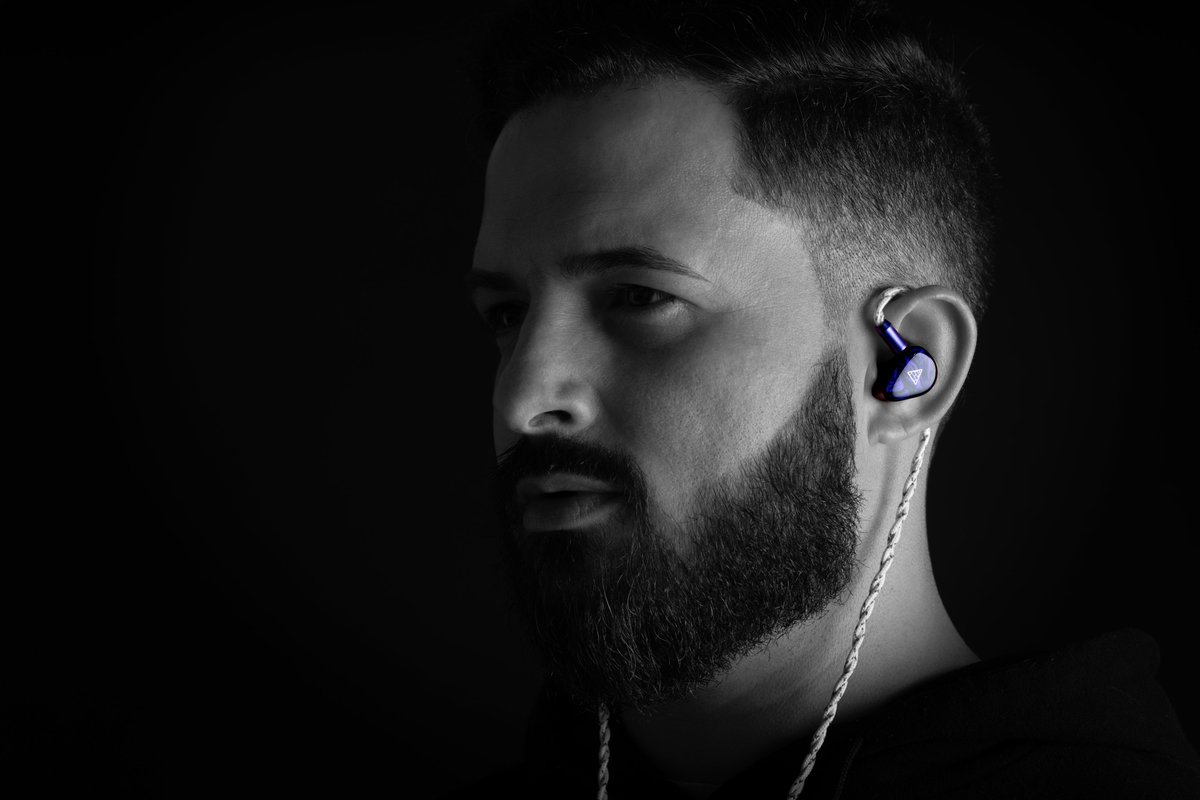 I really enjoy taking photos of IEMs because of their small size and insane variety in colors/designs. Here are some leftover shots of the Padsmith IEMs.