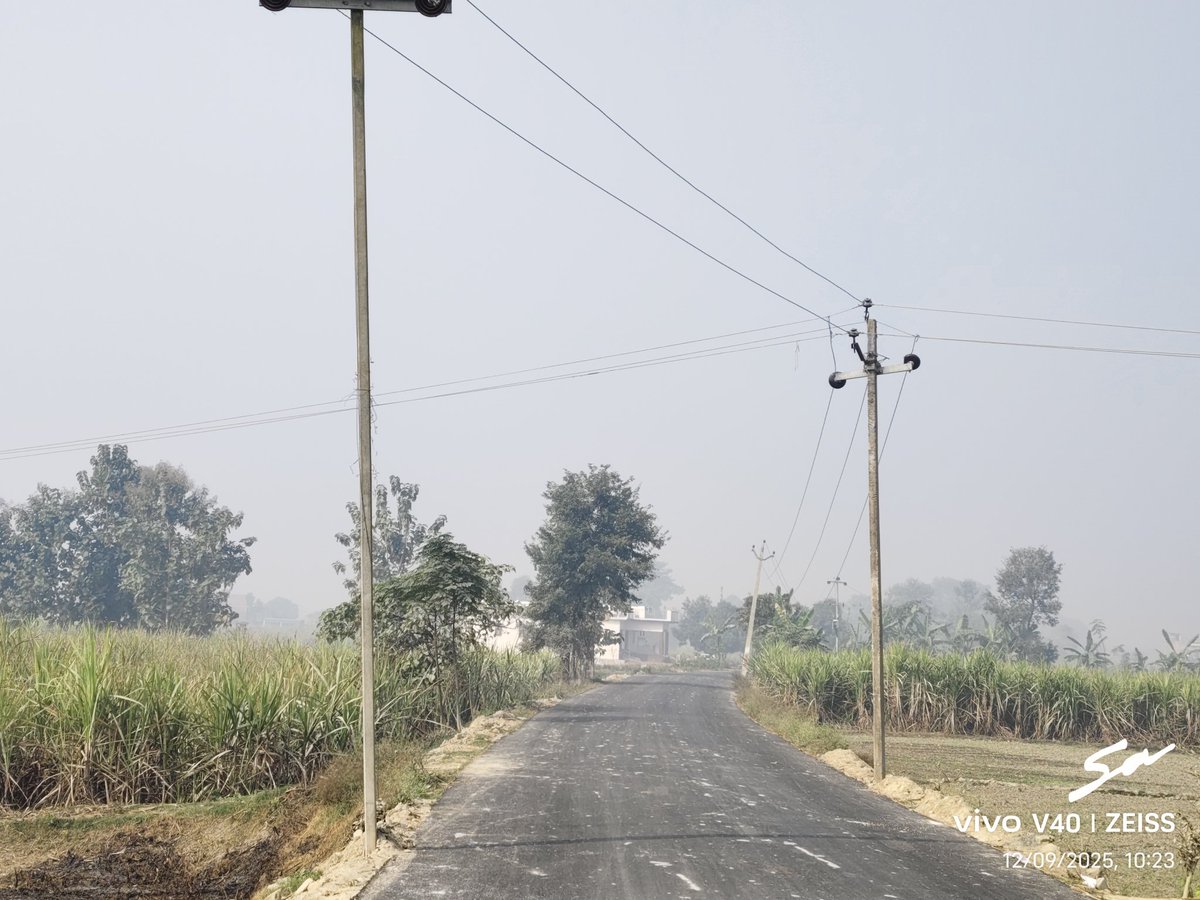 Raisanjeevsp's tweet photo. जनपद-कुशीनगर के विकासखंड सेवरही के सलेमगढ़ से अहरौली दान मार्ग का चौड़ीकरण का कार्य हो हो गया है लेकिन विद्युत पोल एवं तार शिफ्टिंग नहीं क्या गया है जिससे पोल बीच रास्ते में आ गए हैं जिससे कभी भी बहुत बड़ी दुर्घटना हो सकती हैं @nitin_gadkari
@PuVVNLHQ @uppwdofficial , @pwdgoup https://t.co/eyVs4n72XP