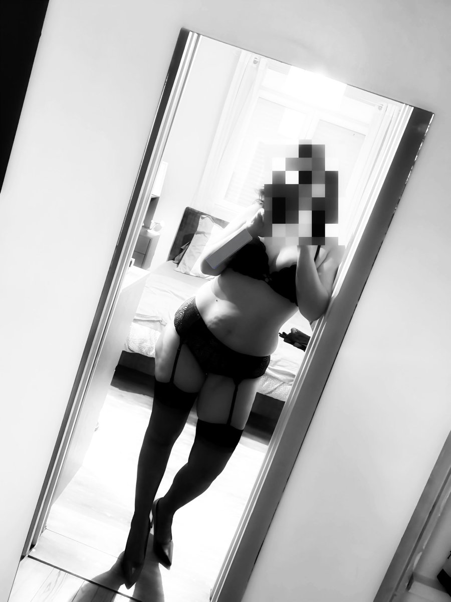Bonjour mes coquins 
Comment allez-vous 
En ce #Mardimiroir que pensez-vous de ma nouvelle tenue 🤔?
Suis-je attirante,bandante,désirable …..😉?
Belle et agréable journée à tous 😘
<a href="/PartageDefiHot/">PartageDéfiHot</a> 
<a href="/OrgasmicGroup/">Virtual Orgasmic Group 22k 🔞</a>