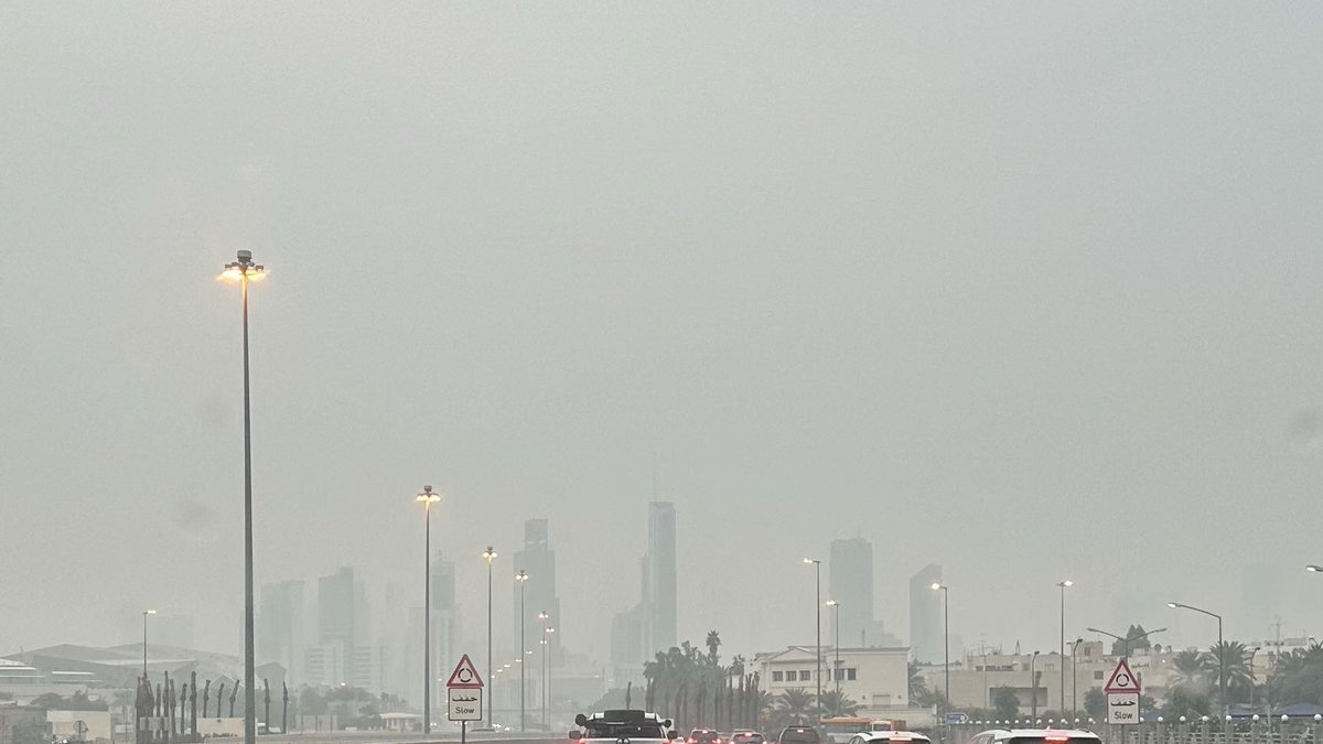 md8ml's tweet photo. الجو اليوم غير صالح للدوام لذلك حاب اقولكم :

مرهق من التفكير ومواصل من امس
اقدر اقاوم ! بس مابي اقاوم 

شوف السحاب شلون غطّى على الشمس
( اللي يحس انه بطل لاااااا يداوم )

- ناصر فهيد https://t.co/7EjxUU6Qrg
