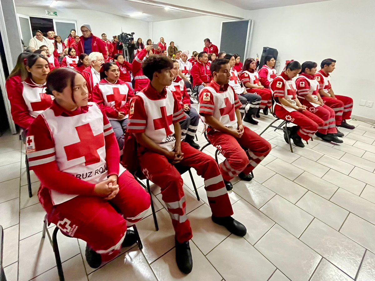 Esta tarde conmemoramos el día del voluntariado reconociendo a mis compañeras y compañeros de <a href="/CRMTOLUCA/">Cruz Roja Toluca</a> y Metepec que sumaron de 691 a 870 horas de servicio a favor de nuestra comunidad en el Valle de Toluca.
Muchas gracias y felicidades #AyudarNosMueve