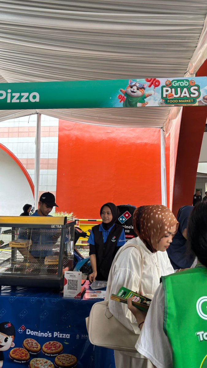 baru nyampe itb nih, gue mau ikutan #GenerasiCampus2025 guys. tapi sebelum acara Grab Generasi Campus Roadshow dimulai, beli makanan dulu ah biar kenyang dan ikutan acaranya dengan semangat.