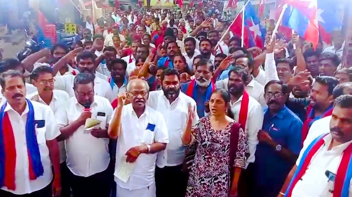 PanaiyurBabu's tweet photo. பாஜகவின் புதிய தொழிலாளர் சட்டங்கள். நிரந்தர வேலைக்கு முடிவு: நவீன கொத்தடிமை முறையா? ஒன்றிய பாசிச பா.ஜ.க -வை கண்டித்து கண்டன ஆர்ப்பாட்டம்..! #panaiyurbabumla #newlaborcodes #BJP #kandanaarpattam #VCK #CPI #CPIM #CPIML #vckupdates #viduthalaichiruthaigalkatch https://t.co/jt52TQXHqD