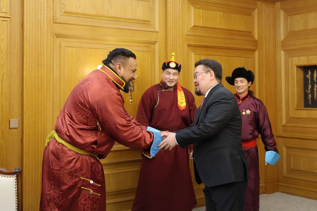 Манайхан давс хужрыг нь тааруулдаг баймаар бн аа кк 

Найзууд нь нэгнээ тосч аваад, эх орноо танилцуулаад яг гоё явж бсан чинь Монгол улсын ЕС дундуур нь орж ирээд хүмүүсийн бухимдлыг төрүүлээд хаячих юм.
Улс төрчид бүх зүйлээс хол бай гуйя