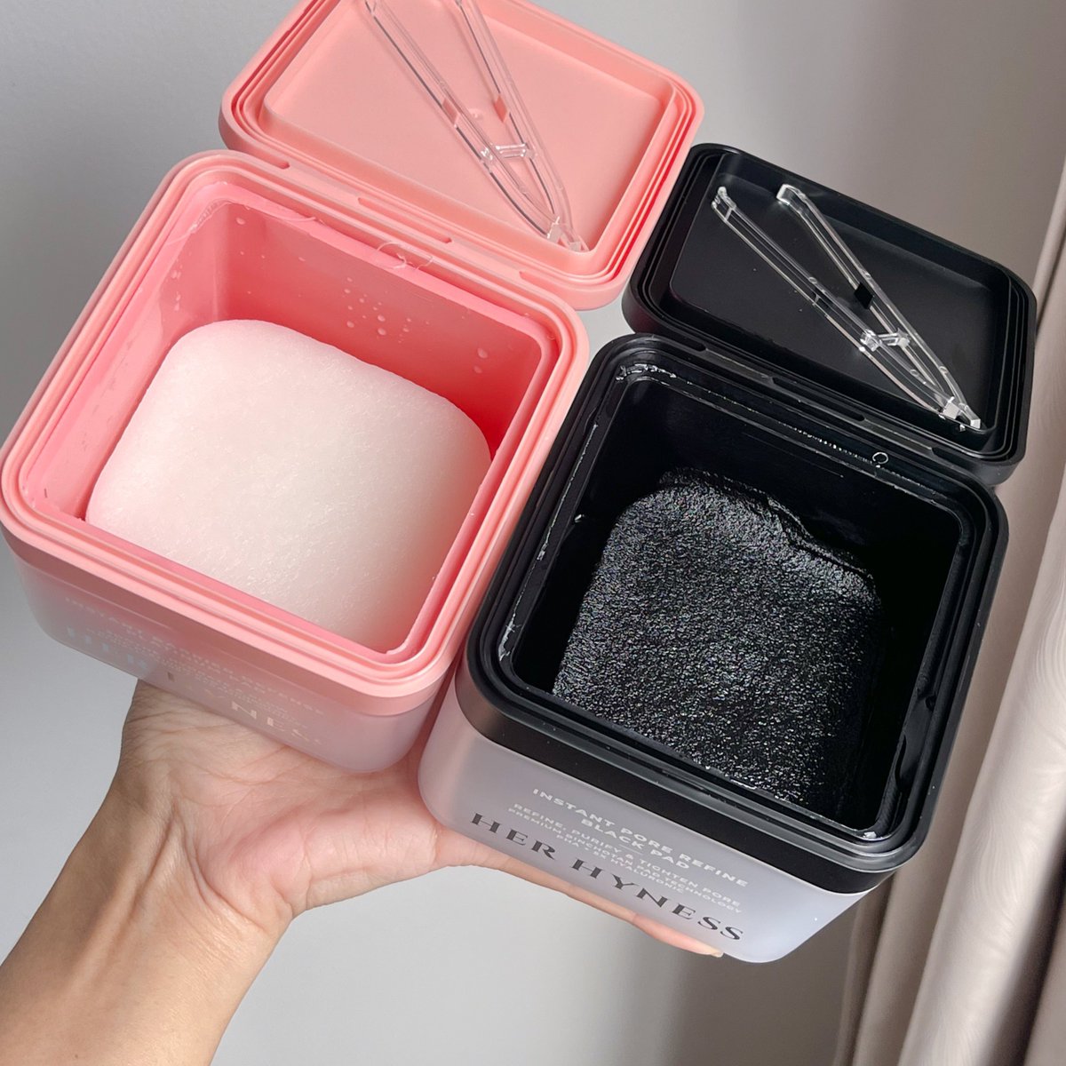 reviewstylegg's tweet image. ตอนออกมาแรกๆ เห็นปุ้ปคืออยากลองมาก โทนเนอร์แพดของ her hyness จัดมาสองสูตร 
แพดดำ - ชอบมากกก เอามาแปะก่อนแต่งหน้า 10 นาทีแล้วรูขุมขนตรงหน้าแก้มหุบลง พอจะแต่งหน้าต่อละผิวสวยมาก เมคอัพไม่ตกร่อง  
แพดขาว - ใครผิวแห้งมากๆต้องชอบ ผิวอิ่มน้ำสุดๆ ชุ่มชื้น ผิวดูฟูเด้งมากก