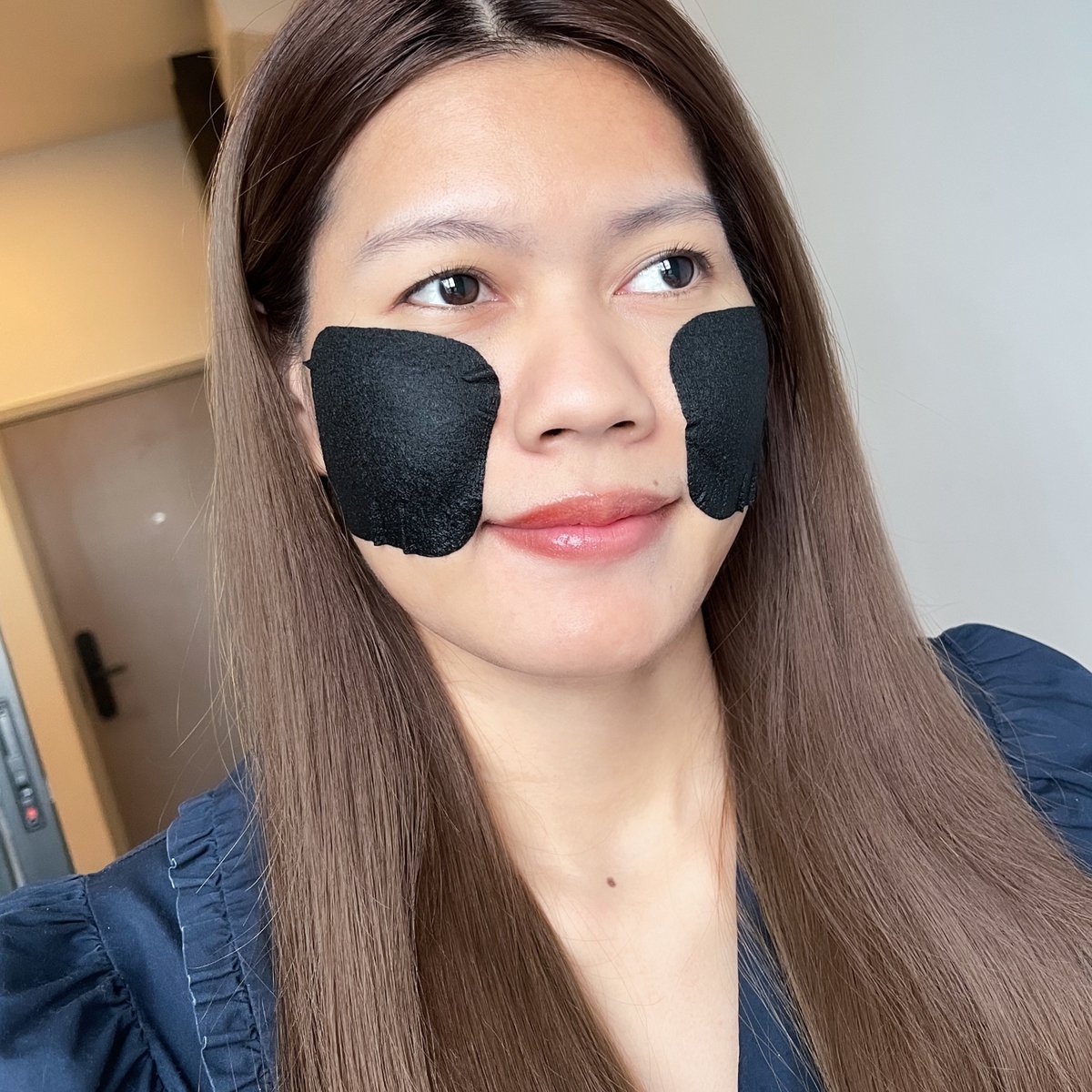 reviewstylegg's tweet image. ตอนออกมาแรกๆ เห็นปุ้ปคืออยากลองมาก โทนเนอร์แพดของ her hyness จัดมาสองสูตร 
แพดดำ - ชอบมากกก เอามาแปะก่อนแต่งหน้า 10 นาทีแล้วรูขุมขนตรงหน้าแก้มหุบลง พอจะแต่งหน้าต่อละผิวสวยมาก เมคอัพไม่ตกร่อง  
แพดขาว - ใครผิวแห้งมากๆต้องชอบ ผิวอิ่มน้ำสุดๆ ชุ่มชื้น ผิวดูฟูเด้งมากก