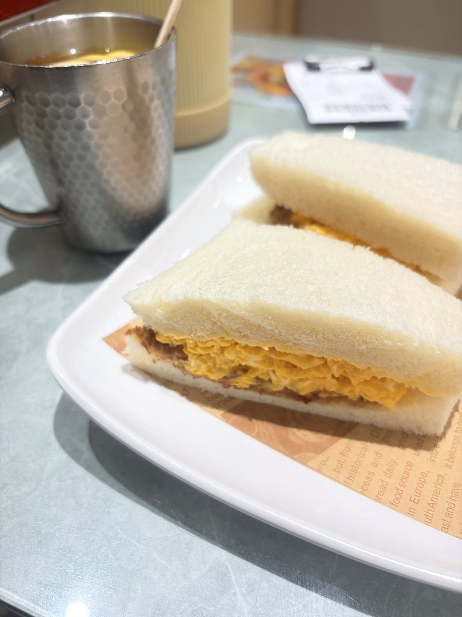 昼ごはんを早めに食べに行くと、朝ごはんの時間の安くて軽いセットが食べられるので、たまに利用します。

卵サンドセットで36hkd