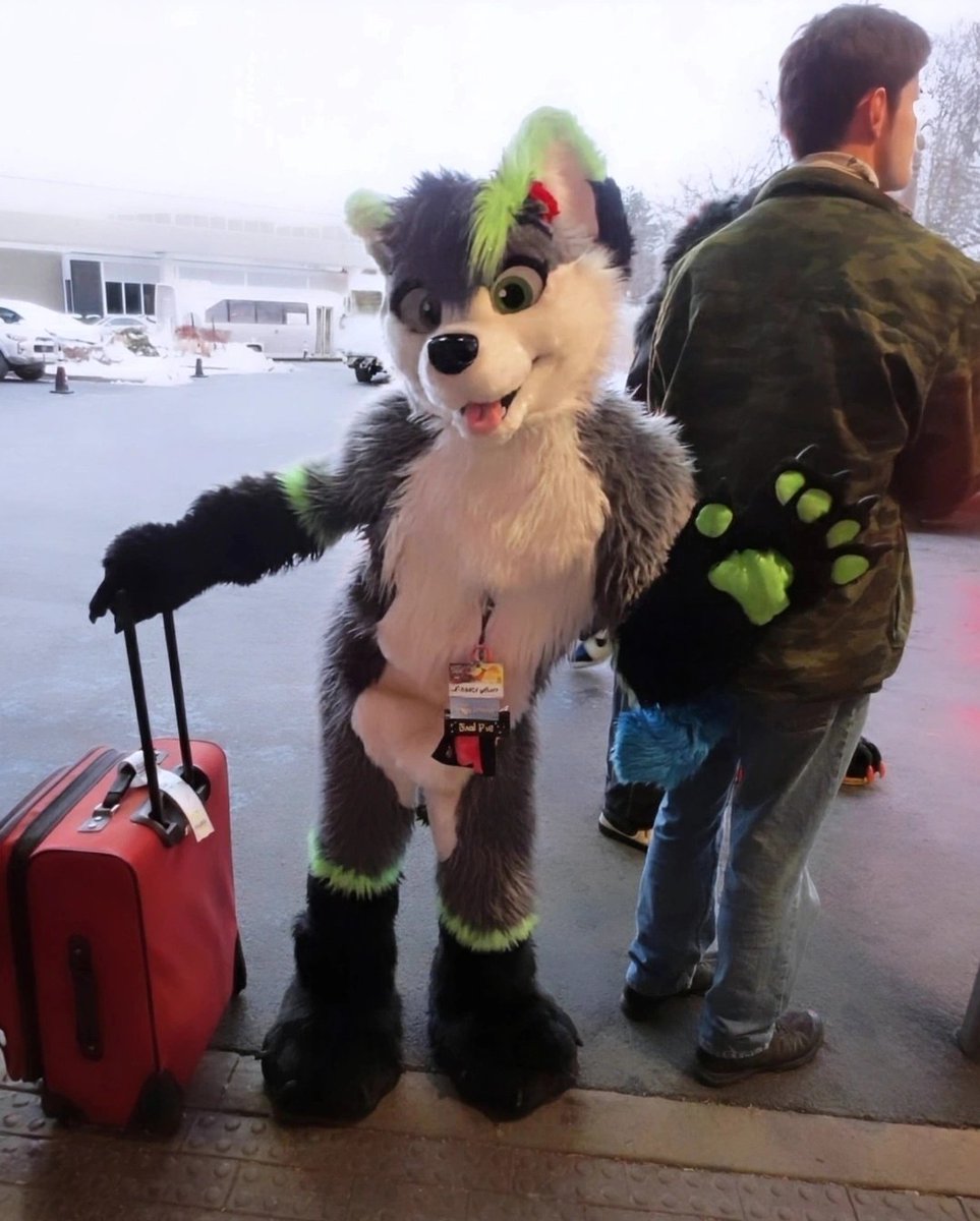 Goodbye! Leaving this con with more friends than I arrived with... And less underwear, oddly enough~ ✨💚😳