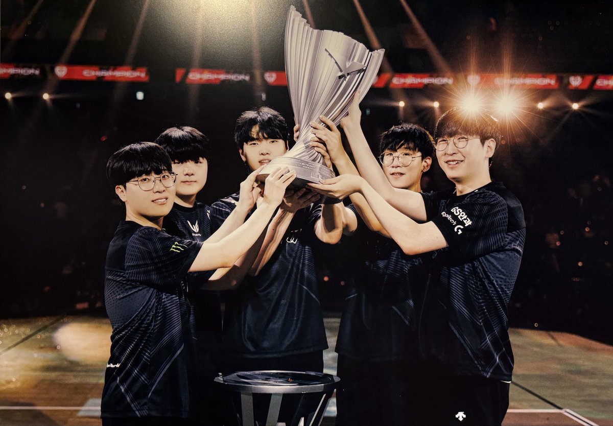 1412412c's tweet photo. #2025LCK사진전 #2025LCKPhotoExhibit

눈부시게 찬란했던 올해의 캐니언🐻‍❄️✨
건부가 늘 행복했으면 좋겠다 https://t.co/qSqyQskqr4
