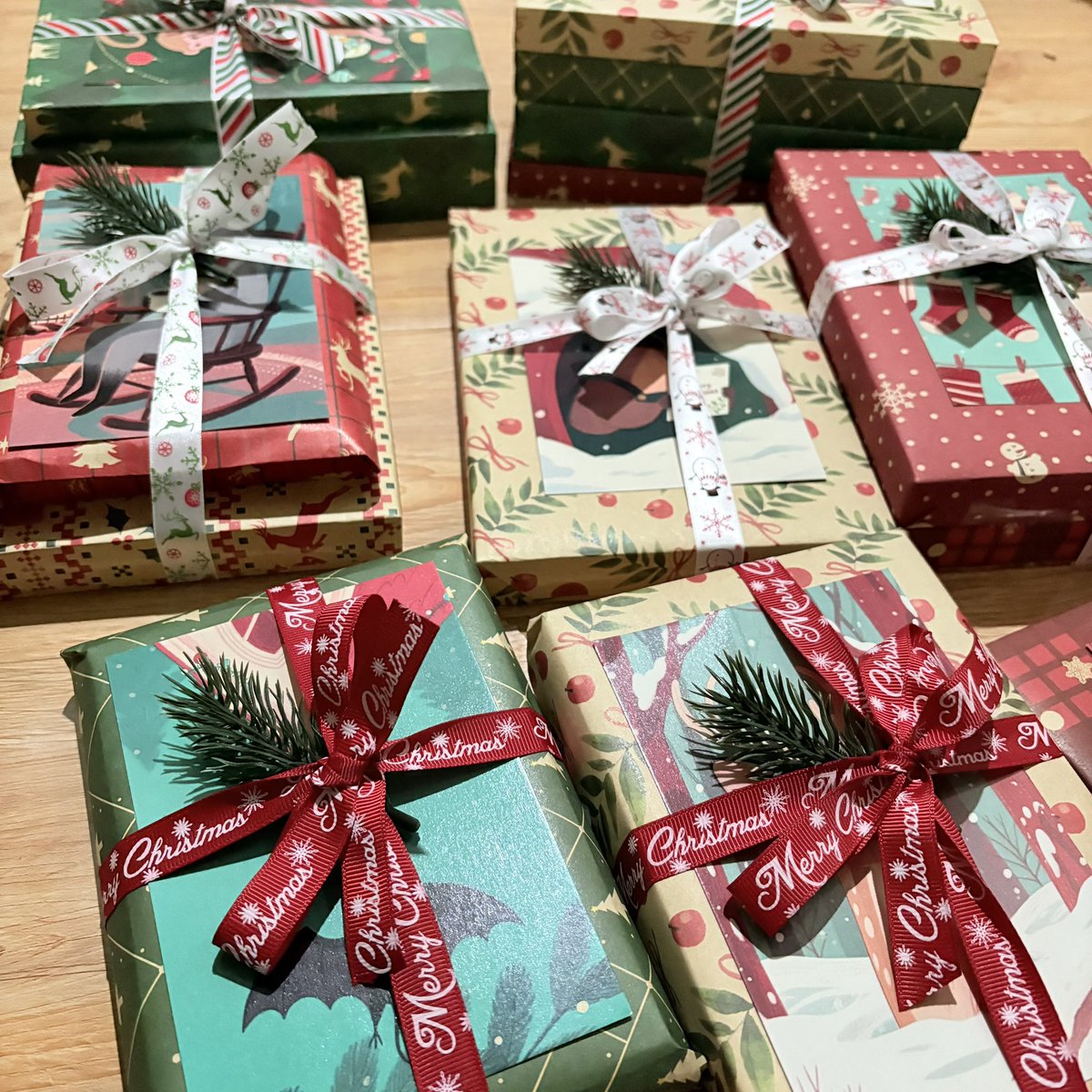 books_aladdin's tweet photo. 🎁✨ วันนี้มาส่งความอบอุ่นแบบเบา ๆ ให้ทุกคนด้วยภาพแพ็กเกจที่เตรียมไว้ค่ะ
ช่วงปลายปีอยากให้ทุกคนได้เจออะไรดีๆ เล็กๆ น้อยๆ เหมือนห่อหนังสือน่ารักๆ นี้ 💝🌲เดี๋ยวจะทยอยรีวิวให้ดูเรื่อย ๆ นะคะ น่ารักมากกกกกกก https://t.co/8ZUU7p5GHL