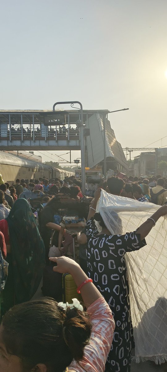 KaushalChavan3's tweet photo. Similar for Ahemdabad Asarva Station, only a single FOB between platforms. Imagine the whole train (last stop) offloaded and only 1 bridge to cross platform and exit station. Had to wait for 30 mins till the rush overs. https://t.co/ByXxgVYxl1