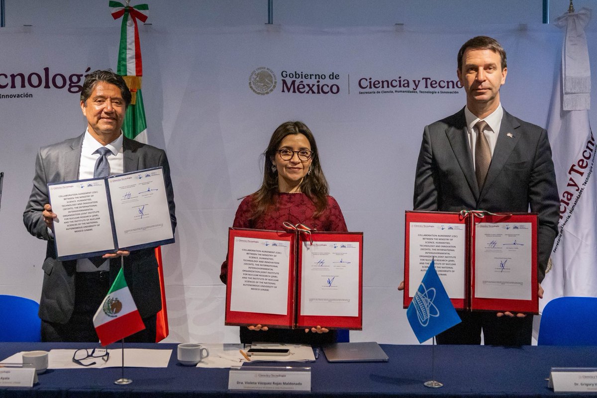 Secihti_Mx's tweet image. La #Secihti, el #JINR y el @icnunam firmaron un convenio para fortalecer la participación de investigadoras e investigadores mexicanos en proyectos internacionales, impulsando su vinculación con pares de otros países y ampliando su colaboración científica. 1/6