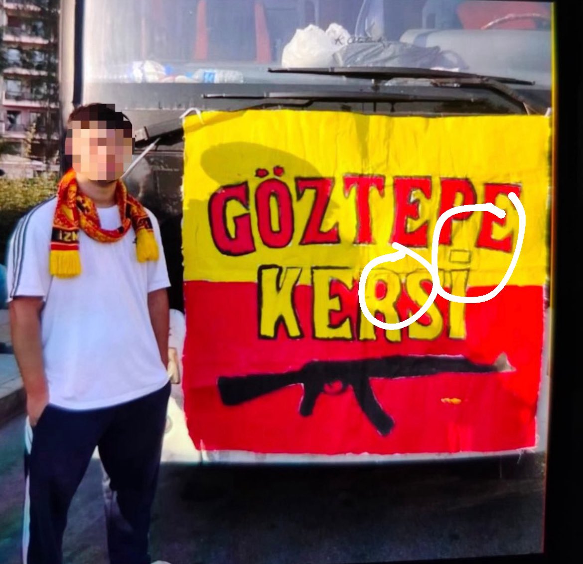 nkfvas1312's tweet photo. @GoztepeHools Ulan teneke güncel foto at diyoruz 1.fotoğrafı atıyorsun. Otobüse astığınız kaptırdığınız pankartla bize şuan attığın güncel sence aynı mı şaşkın. 
Kaptırınca sonradan yapan sizsiniz amk https://t.co/DAYLfl5u00