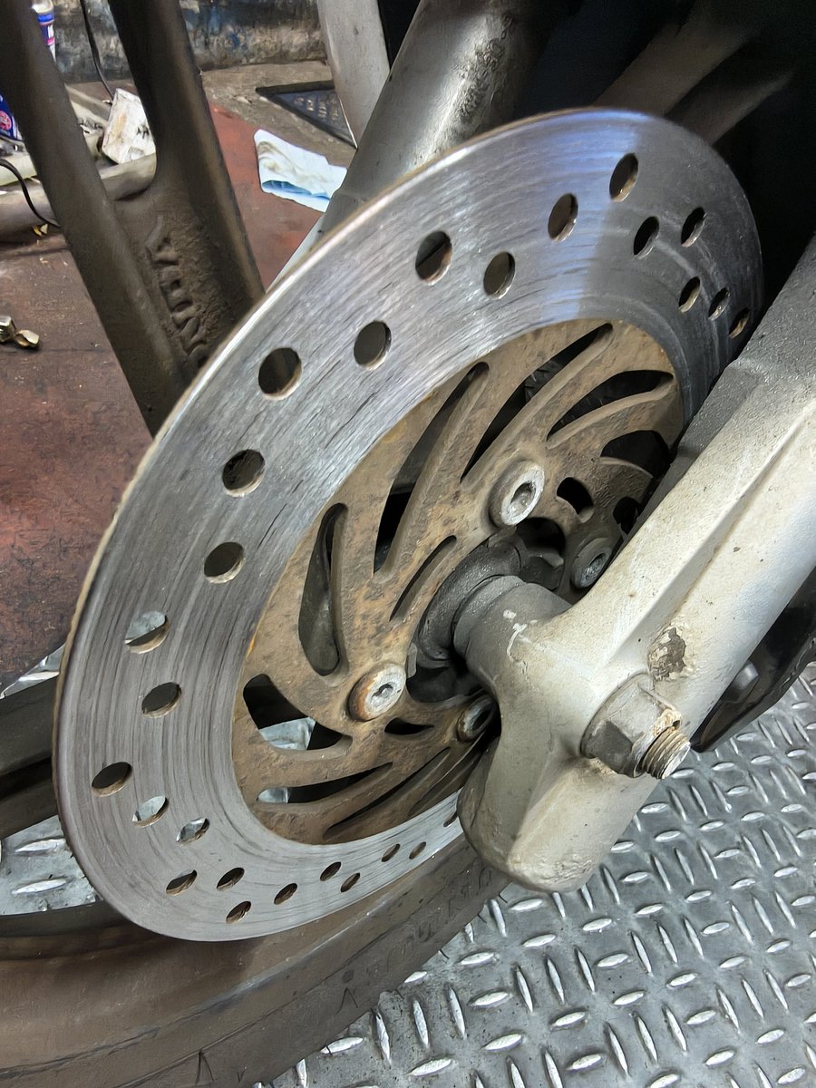 バイクの事なら何でも語ります…これはリアなのでフロント主で止まれた