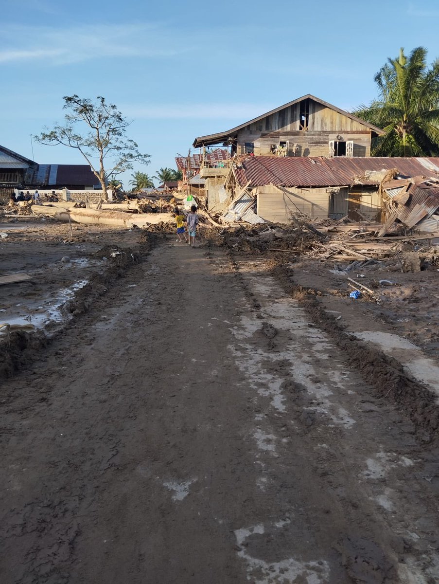 humaniesproject's tweet image. ❗️Update kondisi terkini❗️

“Potret Tamiang saat ini: Pemukiman mengalami kerusakan sangat berat, banyak keluarga harus meninggalkan rumah mereka. Upaya penanganan dan distribusi bantuan terus berjalan.”

📌 Kab Aceh Tamiang