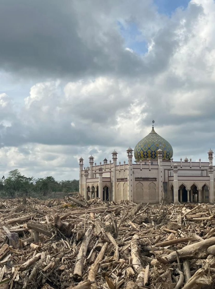 humaniesproject's tweet image. ❗️Update kondisi terkini❗️

“Potret Tamiang saat ini: Pemukiman mengalami kerusakan sangat berat, banyak keluarga harus meninggalkan rumah mereka. Upaya penanganan dan distribusi bantuan terus berjalan.”

📌 Kab Aceh Tamiang