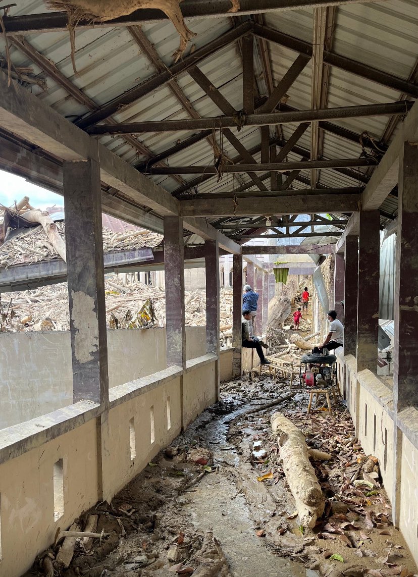 humaniesproject's tweet image. ❗️Update kondisi terkini❗️

“Potret Tamiang saat ini: Pemukiman mengalami kerusakan sangat berat, banyak keluarga harus meninggalkan rumah mereka. Upaya penanganan dan distribusi bantuan terus berjalan.”

📌 Kab Aceh Tamiang