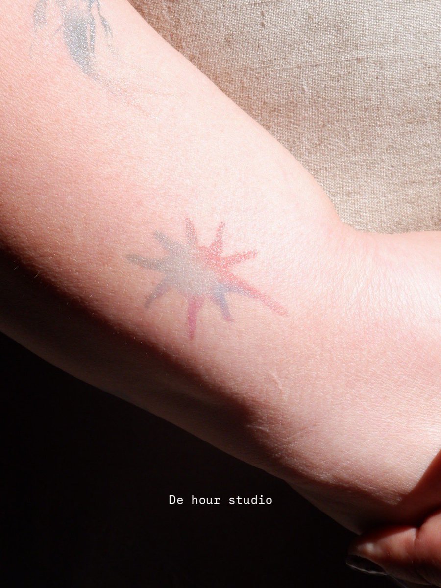 เช้านี้เอาแม่มาถ่าย temporary tattoo ลายใหม่ คือเขาพูดว่าเขาอ้วน นี่เลยบอกว่า เขาน่ารัก 5555555555 แล้วน่ารักจริง