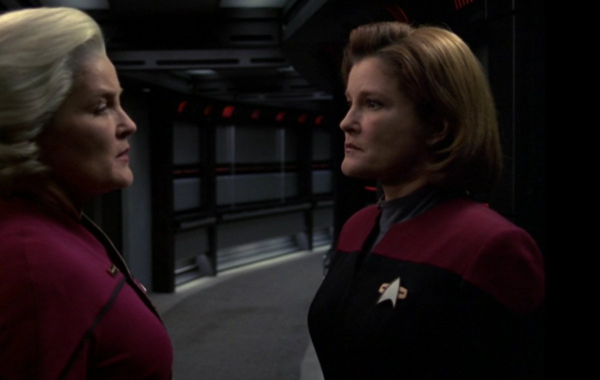 DT2ComicsChat's tweet image. #StarTrek #Voyager 
#Endgame 

Why does nobody get that Janeway's a big ol' cheater?

What would Picard have done if he could go back and warn his younger self?
What would Kirk have done if he could go back and warn his younger self?

Janeway's incompetence finally fully caught