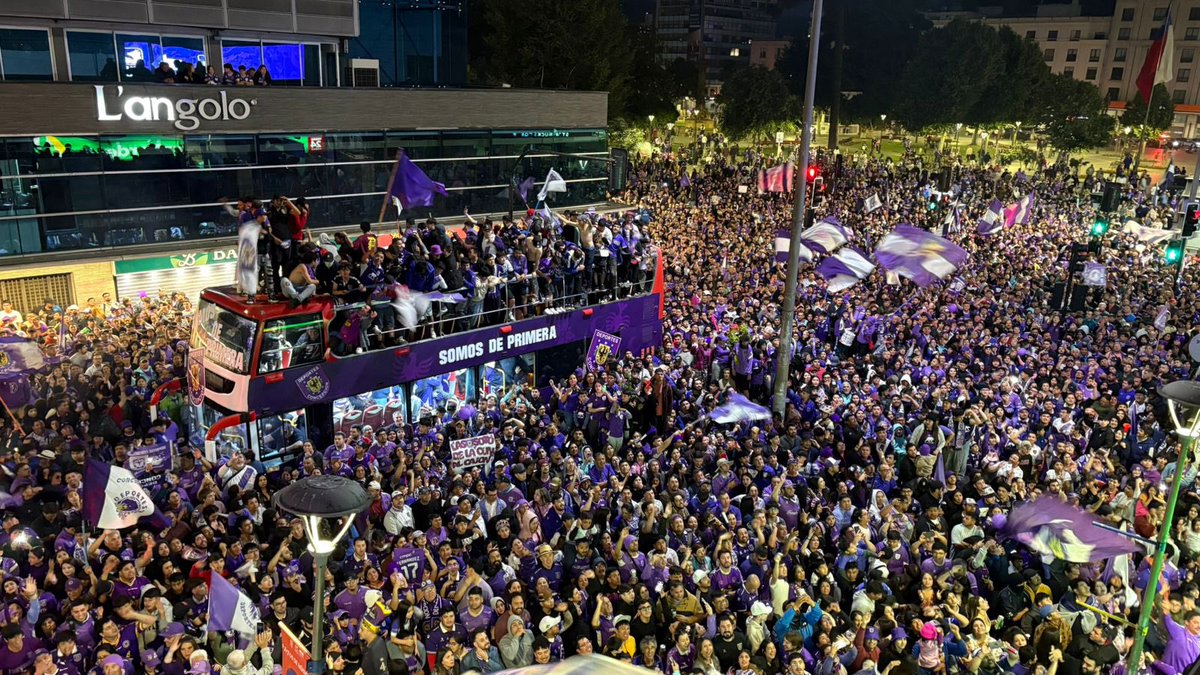 carlosicampos's tweet photo. Miles de penquistas festejan el ascenso de Deportes Concepción en la Plaza de la Independencia.

Plantel, cuerpo técnico y staff llegaron cerca de las 21 horas a la ciudad 

@Sabescl https://t.co/A2rg81igiX