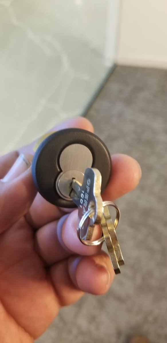 LockPremium's tweet image. Sticky lock in #Irvine?
We fix misaligned doors &amp;amp; aging deadbolts fast, before it turns into a lockout.

Serving Northpark, El Camino Real, Woodbridge
24/7 local help. No car keys. No drama.

949-900-9016
premiumlockandkey.com
#IrvineLocksmith #LockRepairOC #HomeSecuritySoCal