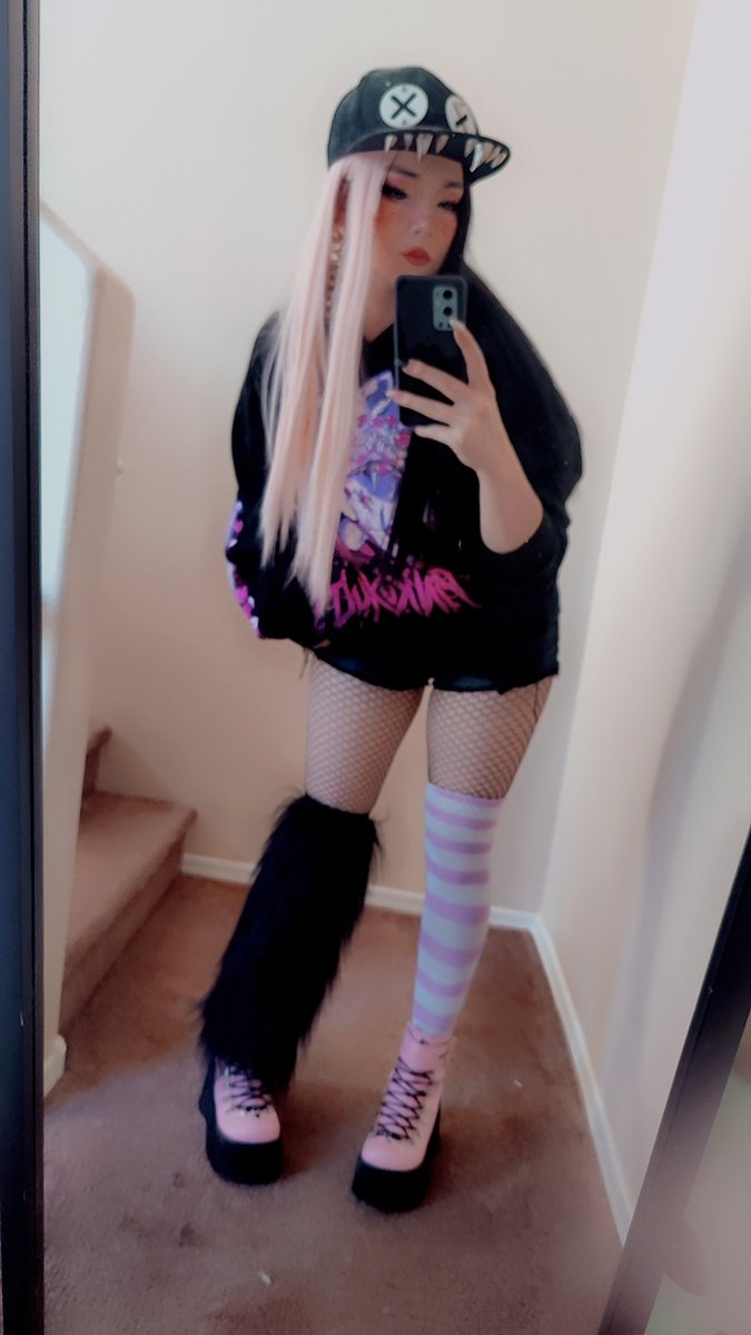 Feel like this outfit ATE yesterday 
Dressed up to watch the game at the bar and loved the aesthetic of it 

Did I style this right?
🖤