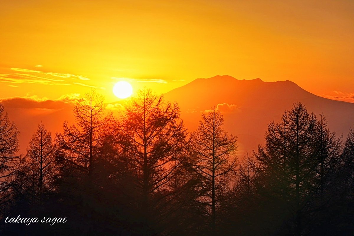 takunc54's tweet photo. 夕景の御嶽山。
2025.11.11
#風景
#長野
#御嶽山
#霧ヶ峰
#秋
#夕景
#カラマツ
#ファインダー越しの私の世界
#写真好きな人と繋がりたい
#sonyalpha
#これソニーで撮りました
#Kani
#Dualpurpose https://t.co/yjiMQvVnbS