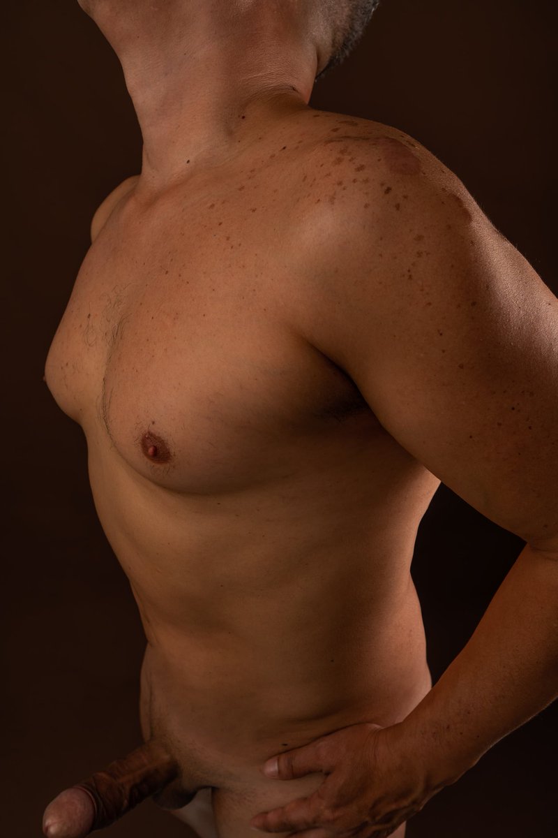 HiddenNoir45's tweet photo. 🖤  No todo se muestra de frente.
A veces el deseo nace en el ángulo correcto.
#HiddenNoir45 #NoirVibes #NSFWsoft #EroticArt #PrivateAccess #SensualMood #nudism https://t.co/O2m4yHvHkw