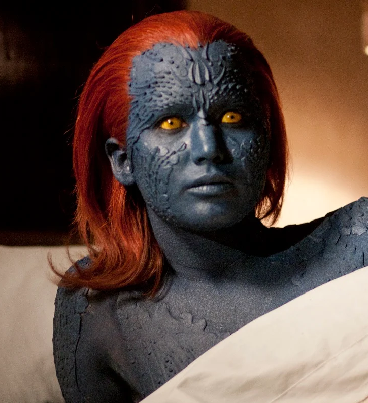 SiteJamesons's tweet photo. É extremamente frustrante perceber que a Mística, uma das personagens mais importantes da comunidade LGBTQIA+ nos quadrinhos da Marvel, uma vilã trans, bissexual e casada com uma mulher, tenha aparecido em sete filmes dos X-Men, sendo protagonista em quatro deles, sem que sua identidade ou representatividade fosse sequer mencionada.

Pelo contrário, suas histórias no cinema foram reduzidas a flertes com Magneto, Xavier e Fera, ignorando completamente seu background na comunidade.