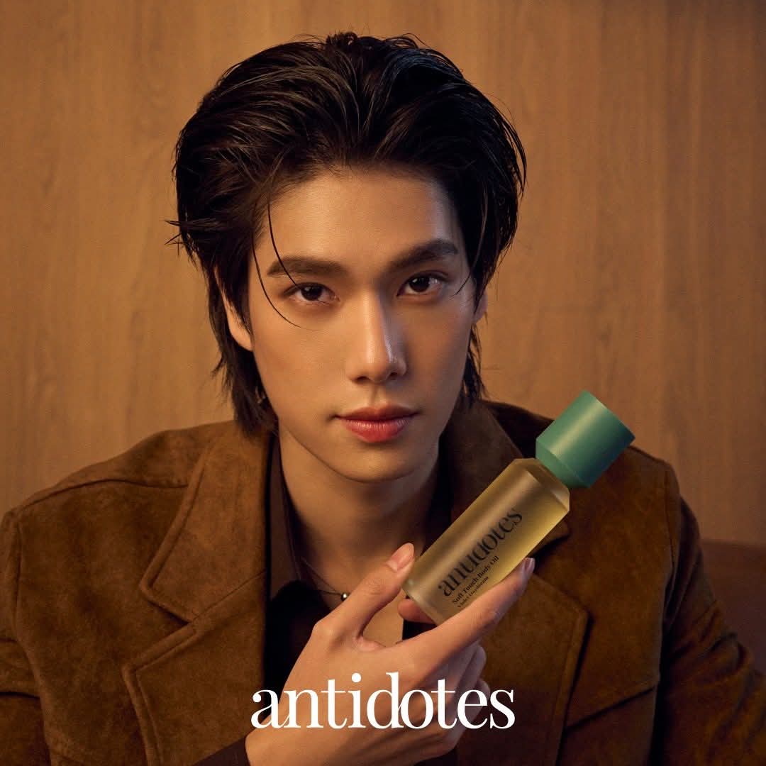 doublepjourney_'s tweet photo. Antidotes เปิดตัว “ภูวินทร์ ตั้งศักดิ์ยืน” เป็นแบรนด์แอมบาสเดอร์คนแรก ถ่ายทอดเสน่ห์แห่งความหอมรูปแบบใหม่ผ่าน “Soft Touch Body Oil” ภายใต้คอนเซปต์ “ผิวหอมสะกดทุกสัมผัส”

📸 FB : Kazz Magazine
🔗 https://t.co/IRaYi0n4X9

PHUWIN WITH ANTIDOTES 

#AntidotesxPhuwin
#ผิวหอมสะกดทุกสัมผัส
#phuwintang @phuwintang