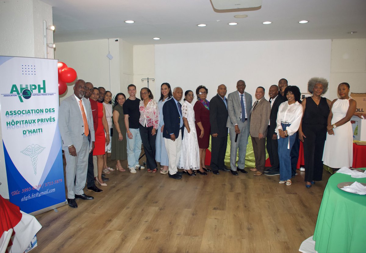 MsppOfficiel's tweet photo. Distinction décernée par l’Association des Hôpitaux Privés d’Haïti (AHPH) au Dr Bertrand Sinal, Ministre de la Santé Publique et de la Population (07 décembre 2025). https://t.co/9el1QpVBCI