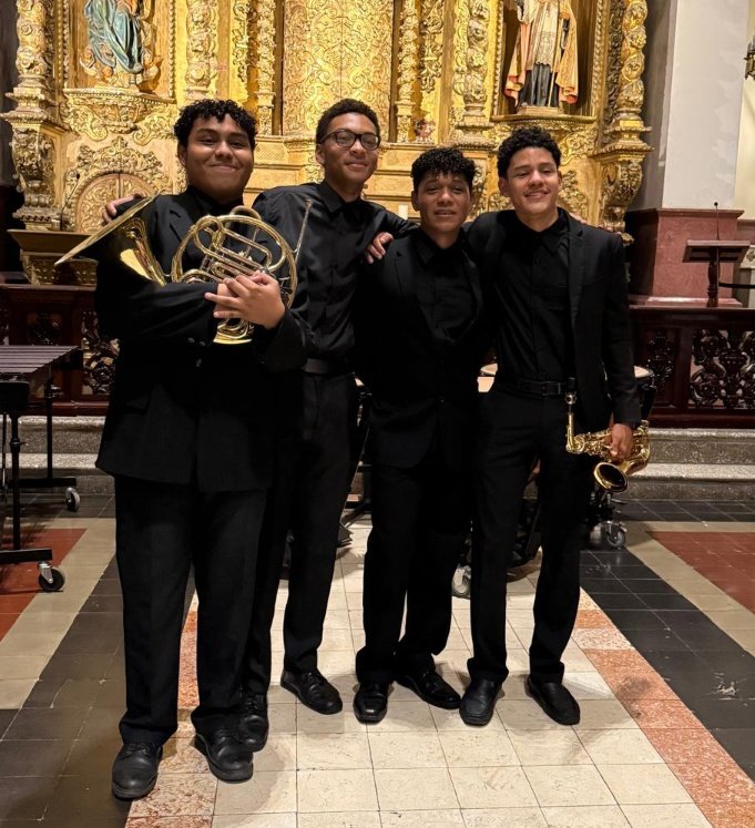 La Banda de Música del Instituto Nacional de Panamá estuvo representada por cuatro estudiantes en la Banda Sinfónica del Meduca tras ser seleccionados para representar la Región de Panamá Centro.
Su interés y empeño los llevó a ganarse sus puestos.
"Talento netamente Institutor"