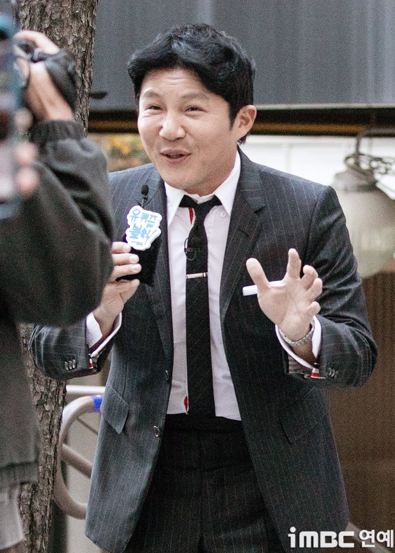 imbcenews's tweet photo. 조세호 "좋은 사람이 되겠습니다" 직접 전한 사과 [소셜in] 
#조세호 #ChoSaeho #조폭연루설 #조직폭력배 
#지인 #인간관계 #사과문 #SNS #iMBC연예 

그는 지방 행사 등에서 다양한 사람을 만나 온 과정에서 관계 관리가 미숙했던 점을 인정하면서도 "많은 분이 우려하시는 것처럼 그 인연으로 인해 제기된 의혹은 전혀 사실이 아니다"라고 강조했다. 

논란이 커지자 tvN '유 퀴즈 온 더 블럭'과 KBS2 '1박 2일'에서 자진 하차를 결정했다. 조세호는 "'유퀴즈'는 게스트의 이야기에 귀 기울이는 프로그램인데 지금의 제 모습으로는 그 역할을 감당하기 어렵다고 판단했다"며 

"'1박 2일' 또한 프로그램과 팀에 부담을 드릴 수 있다는 생각에 하차 의사를 전했다"고 설명했다.

또한 "작년에 결혼하며 더 좋은 사람이 되기 위해 노력해 왔지만 여전히 부족하다"며 "제가 책임져야 할 가족을 위해 사실이 아닌 부분은 필요한 절차를 통해 바로잡겠다"고 법적 대응 가능성을 시사했다.

🔗https://t.co/YeWxHMu5HY