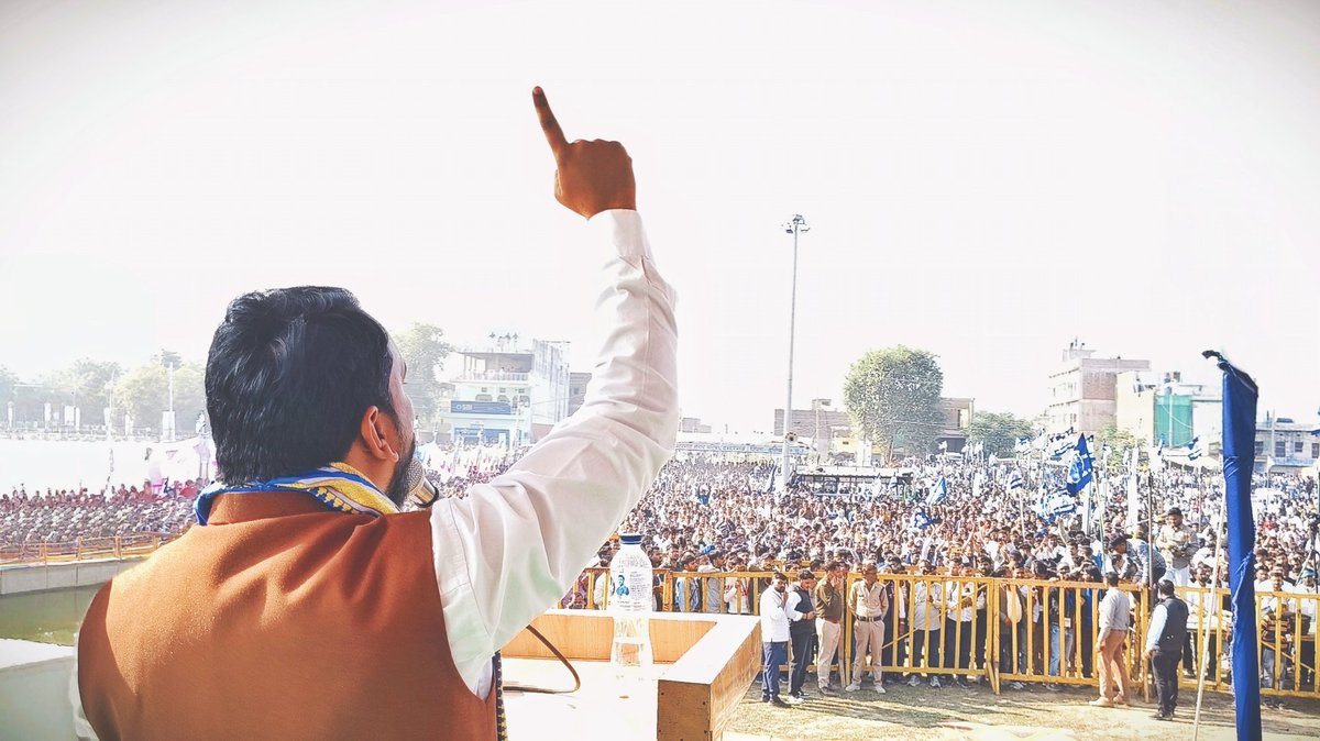 SunilAstay's tweet photo. 🗳️ मिशन बूथ शुरू!✊🔥
अब लड़ाई कुर्सी की नहीं—हर बूथ पर अपने समाज की भागीदारी और सम्मान की है।
जो पार्टी हमारे अधिकार की बात नहीं करती, उसे बूथ पर शक्ति दिखाकर जवाब देंगे।
बूथ मज़बूत, नेतृत्व मज़बूत — समाज मज़बूत!
हर घर पहुँचो। हर वोट जगाओ।
#MissionBooth #BahujanPower #GroundFight
@BhimArmyChief @AzadSamajParty
@VinayRatanSingh