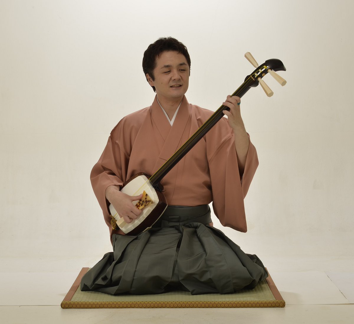 津軽三味線 #豆知識 ♪ 《津軽三味線は何棹？》三味線の左手で押さえて