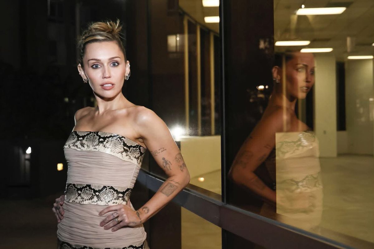 mileyplusdotcom's tweet image. “DREAM AS ONE” FOI INDICADA AO GOLDEN GLOBES 2026!

📍🖥️📱Leia mais sobre esta e outras notícias no nosso site, MileyPlus! Link na bio.
.
.
.
@mileycyrus #miley #mileycyrus #goldenglobes #avatar #dreamasone