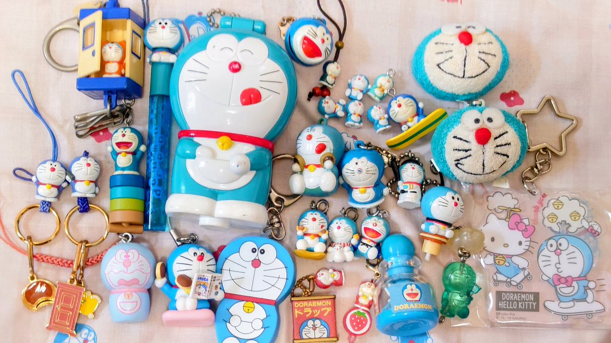 ドラえもんのキーホルダーとか小物わちゃわちゃ。30年近く前のものから