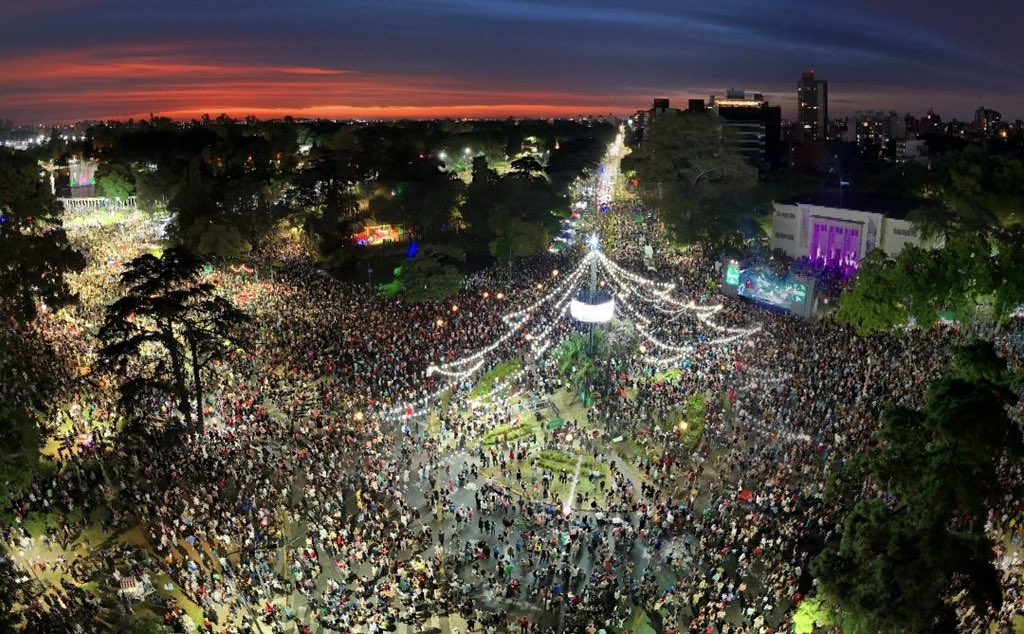 🎄 Tradición, emprendedores y cultura en el Parque Independencia #Rosario #Navidad #Arbolito <a href="/MuniRosario/">Municipalidad de Rosario</a> <a href="/CulturaRosario/">CulturaRosario</a> Ph <a href="/Rosariociudadok/">RosarioLaCiudad</a>
