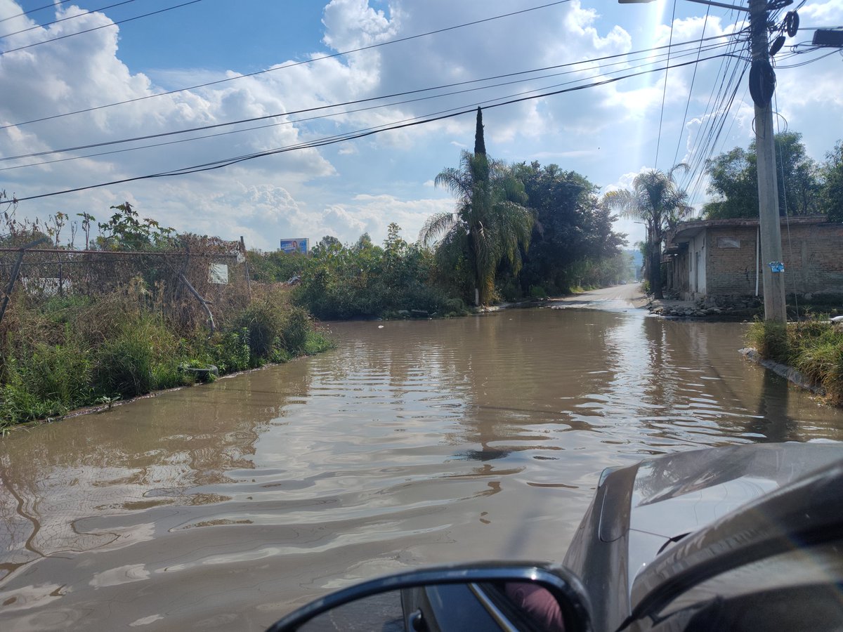 AnalhyF's tweet image. @siapagdl nos podrían apoyar por favor están saliendo aguas negras de las coladeras y se está haciendo una laguna, es en jilguero sur y coyula @SeguridadTon @gobierno_tonala