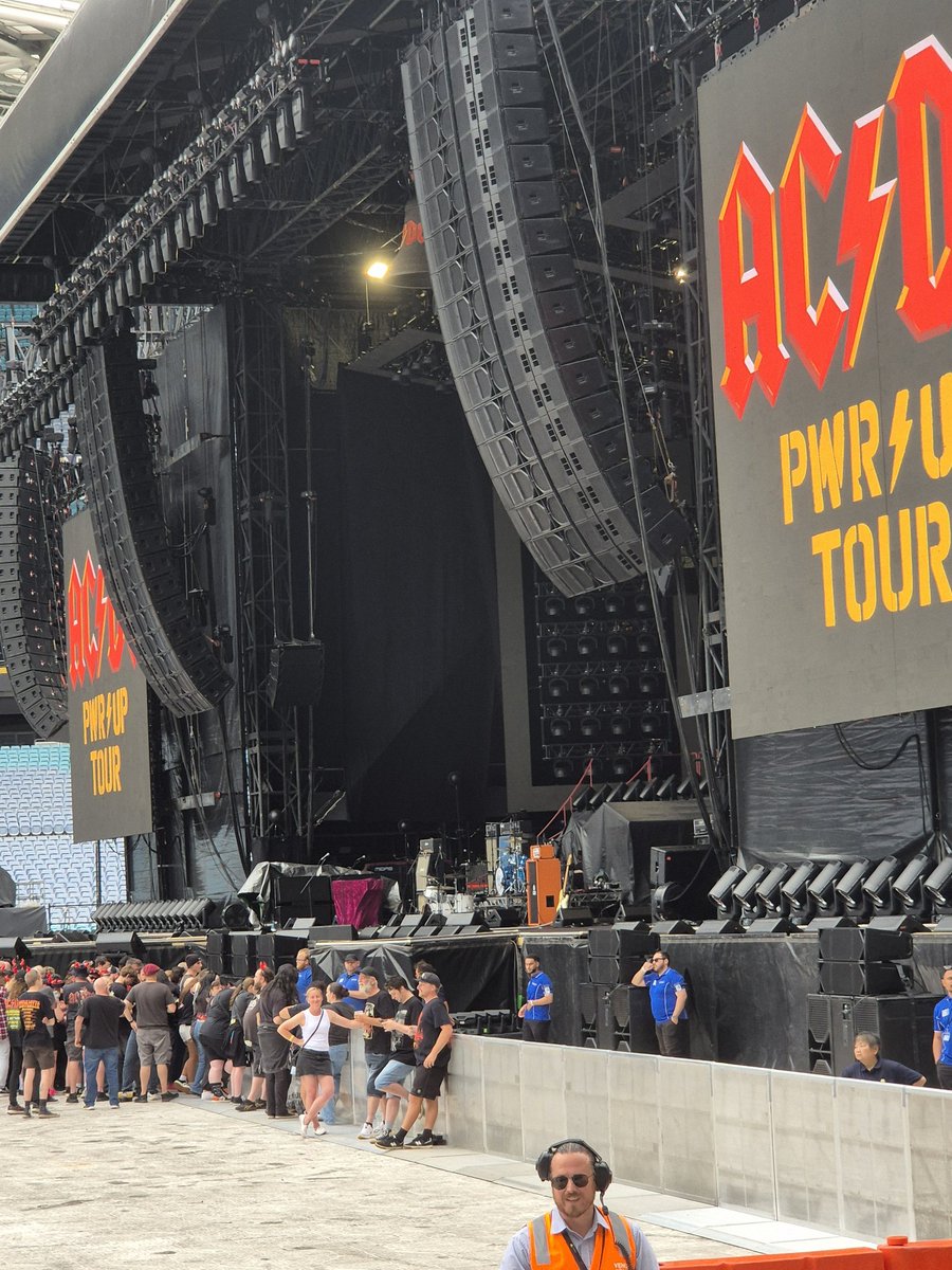 callo71's tweet photo. @AnneErickson AC/DC Sydney https://t.co/BGICjNrM8k