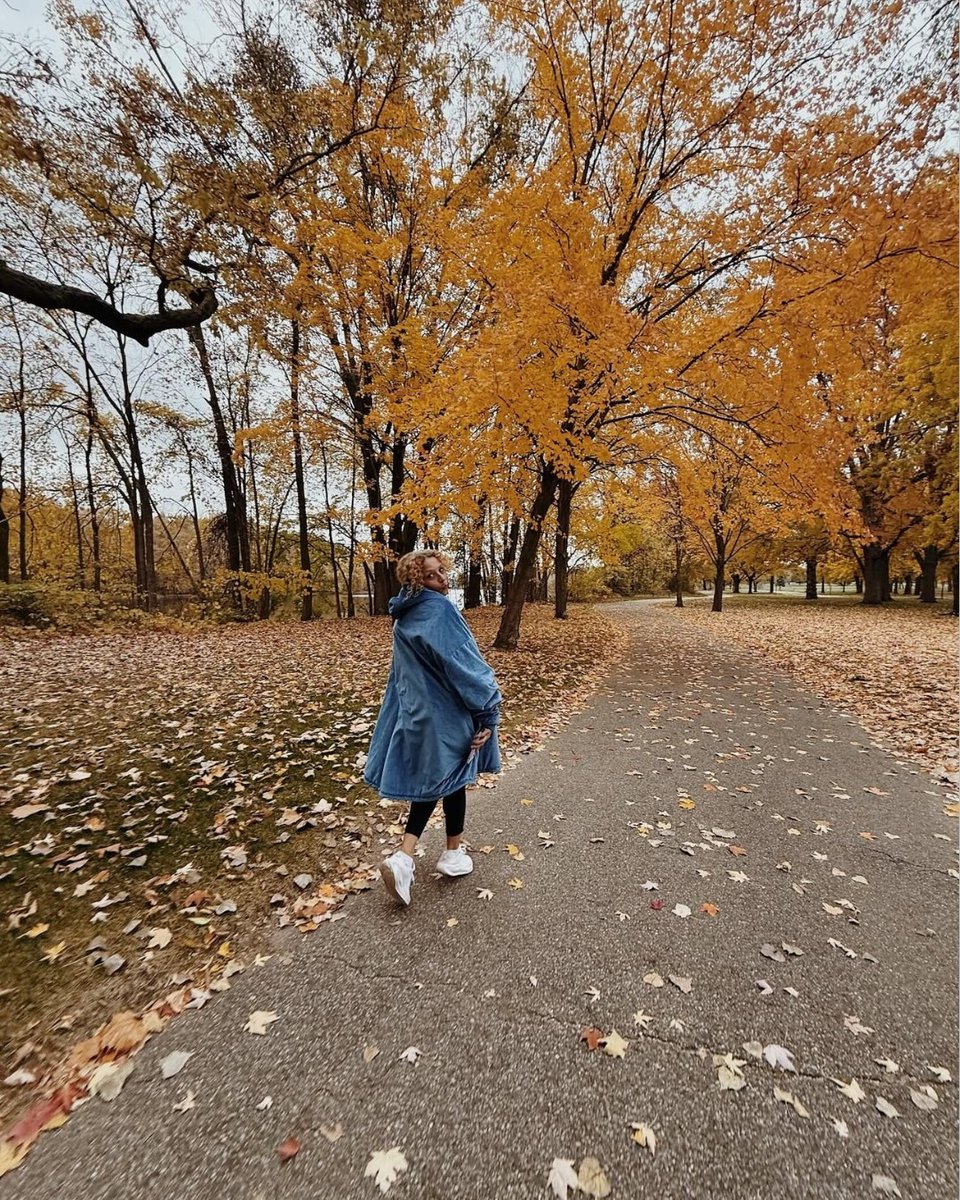 That “I left my to-do list behind” kind of stride.  
📸: IG/gainswsade