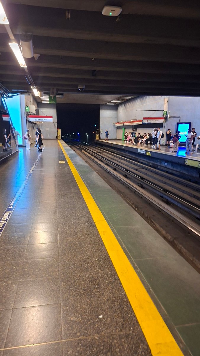 Hoy conociendo el metro de Santiago 🫦

Pagar con visa? No existe 🤠